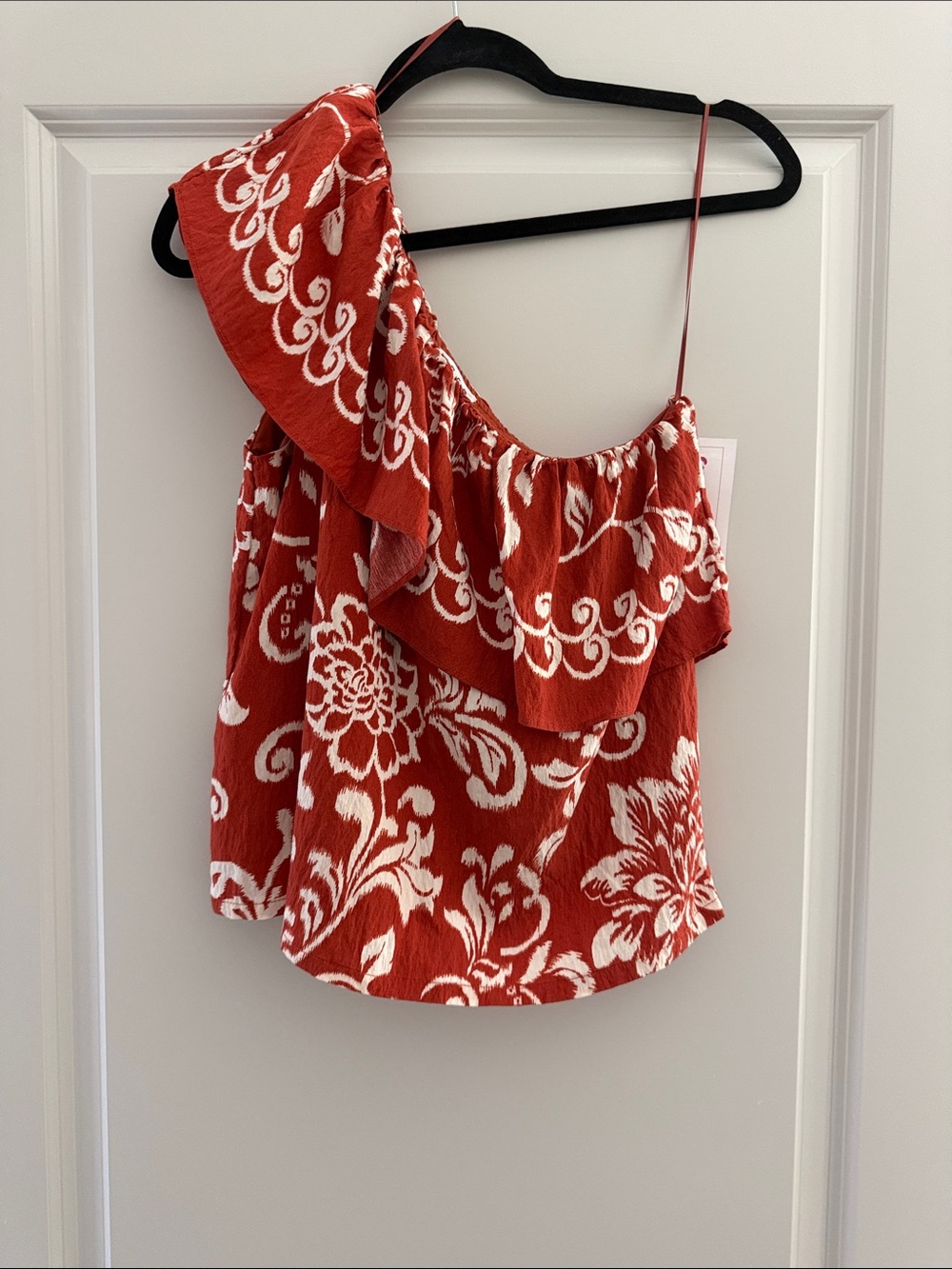 TCEC Rust and White One-Shoulder Floral Ruffle Camisole